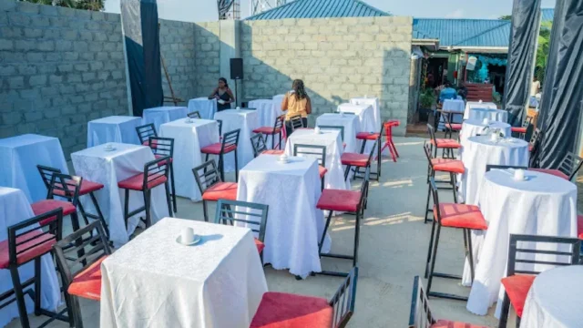 Kweyo Village Shoppers (2)